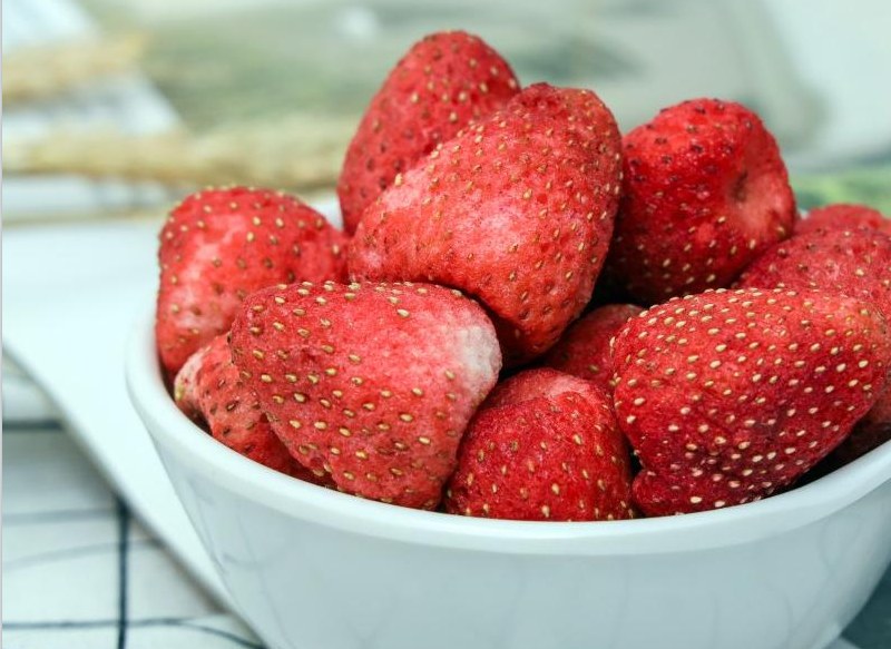 Whole freeze-dried strawberry (25-30 mm) | ORIENTAL ORCHARD